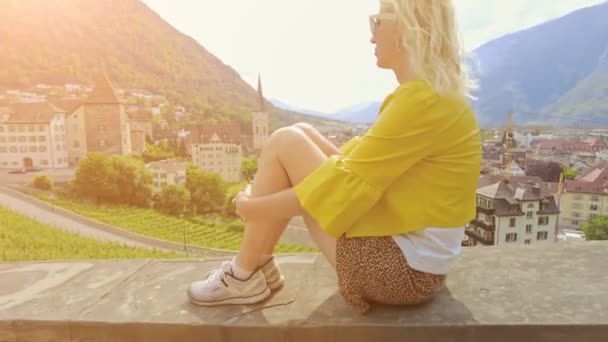 Turista mujer por Chur horizonte puesta del sol — Vídeos de Stock