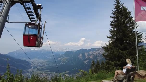 Mulher em Brambruesch topo do teleférico suíço — Vídeo de Stock