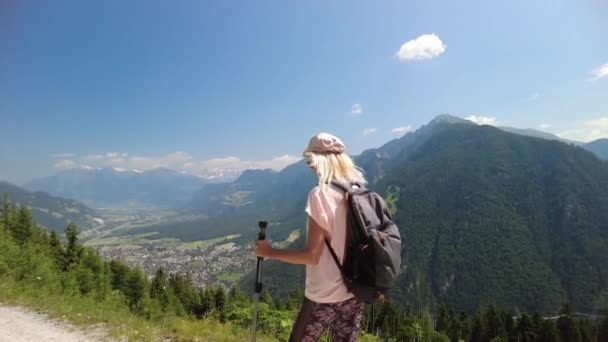 Kobieta na szczycie Brambruesch szwajcarskiej kolejki linowej — Wideo stockowe
