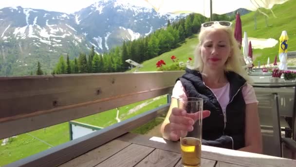 Frau trinkt Bier in Churwalden — Stockvideo