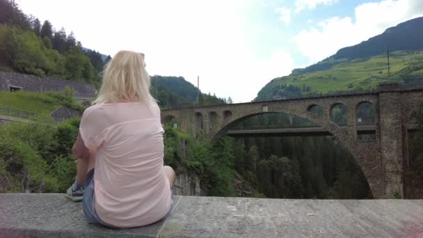 Mujer en el viaducto de Solís del ferrocarril suizo — Vídeos de Stock