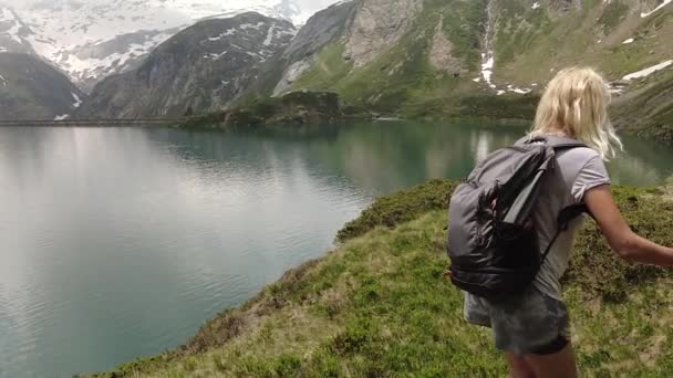 Turistkvinna vandring vid Robiei sjön — Stockvideo