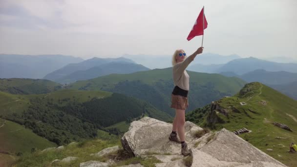 Kvinna med schweizisk flagga på Monte Generoso — Stockvideo