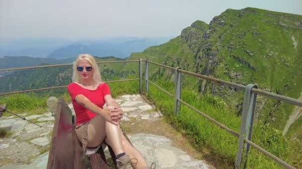 Mulher turística em Monte Generoso — Vídeo de Stock