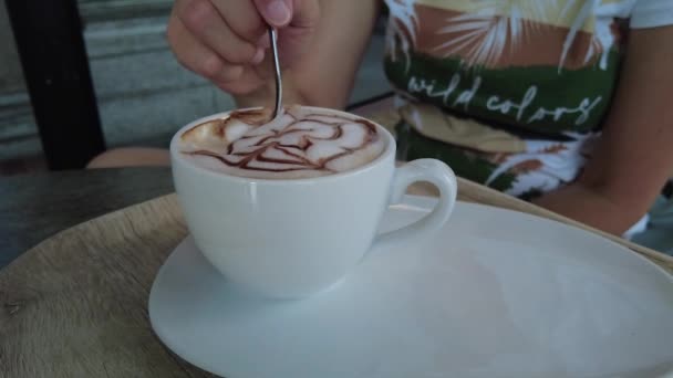 Kanál keverés cappuccino közelről — Stock videók