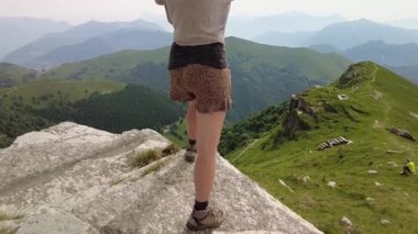 Monte Generoso 'da İsviçreli bayrağı olan kadın