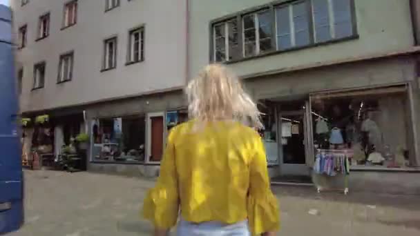 Lány séta Chur of Switzerland — Stock videók