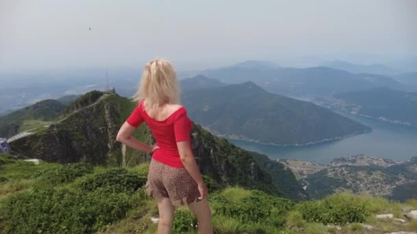 Monte Generoso 'daki Turist Kadın — Stok video