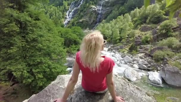 Frau entspannt sich an Steinbrücks Brücke — Stockvideo