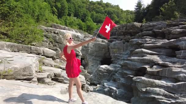 Mulher com bandeira suíça em Ponte brolla — Vídeo de Stock