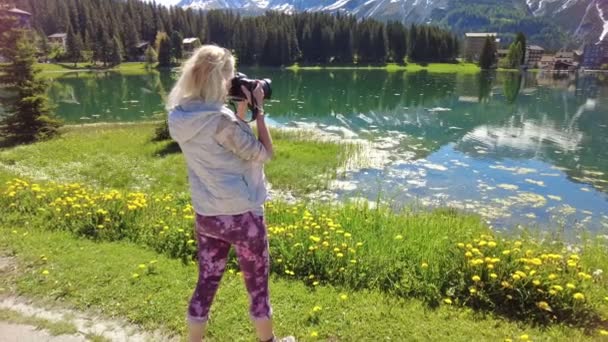 Woman photographer in Arosa city — Video