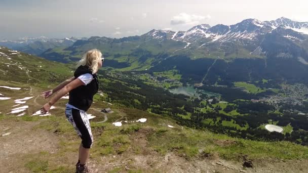 Vrouw op top van Piz Scalottas springen — Stockvideo