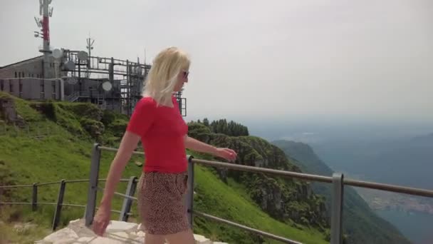 Tourist girl trekking em Monte Generoso — Vídeo de Stock