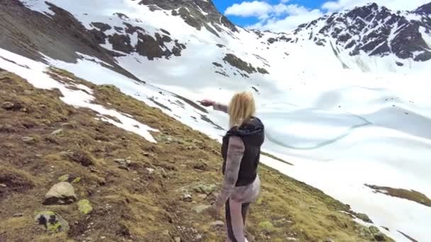 Bergwanderung im Schnee in der Schweiz — Stockvideo