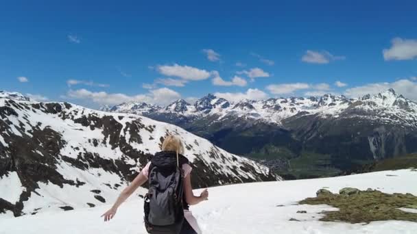 在瑞士有远足杆的女孩 — 图库视频影像