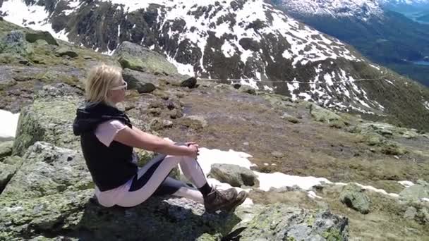 Nő a Muottas Muragl hegyi állomáson — Stock videók