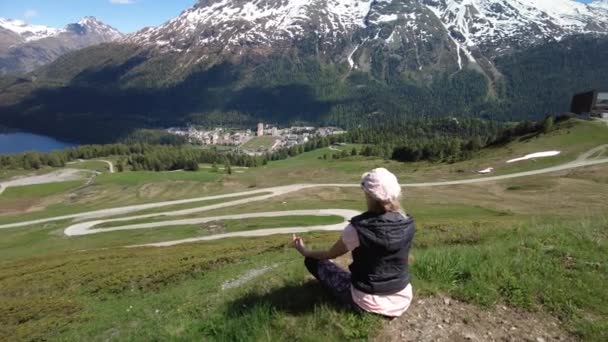 Žena dělá jóga lotos pózovat ve Švýcarsku — Stock video