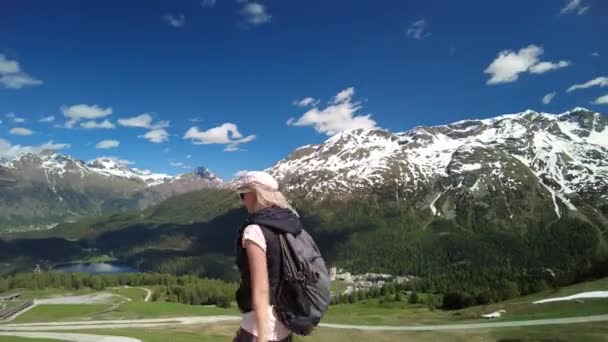 Trekking Mujer HYPER-LAPSE en Suiza — Vídeo de stock