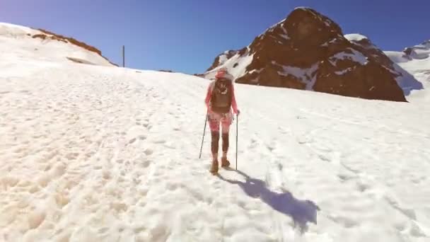 Mujer con bastones de trekking puesta de sol HYPER-LAPSE — Vídeos de Stock