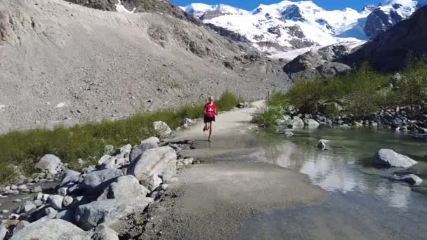 Femme dans Morteratsch glacier running — Video