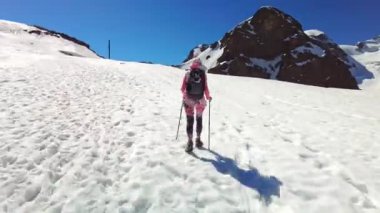 Yürüyüş direkleri olan bir kadın HYPER-LAPSE