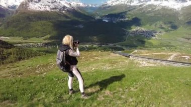 Muottas Muragl demiryolunda kadın fotoğrafçı.
