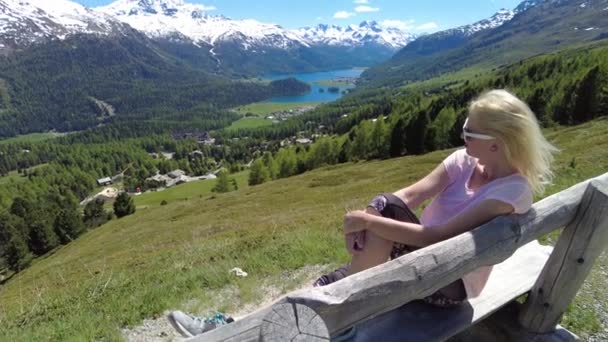 İsviçre teleferiğinin tepesindeki Piz Nair 'deki kadın. — Stok video