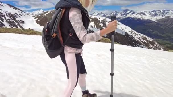 Κορίτσι με πασσάλους πεζοπορίας στην Ελβετία — Αρχείο Βίντεο