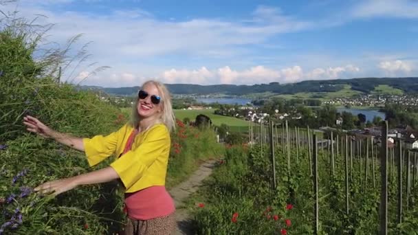 Wanita berjalan di kebun anggur Swiss — Stok Video