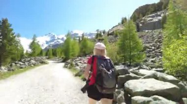 Morteratsch Buzulu 'na doğru yol alan bir kadın.