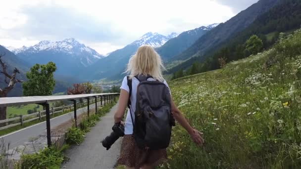 Fotógrafo en el campo de Guarda pueblo — Vídeo de stock