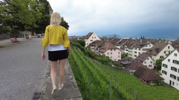 Kobieta przez Rapperswil-Jona panorama — Wideo stockowe
