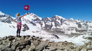 İsviçre bayrağıyla Diavolezza 'daki kız