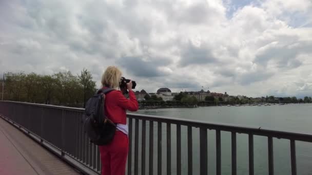 Fotografo donna al Lago di Zurigo — Video Stock