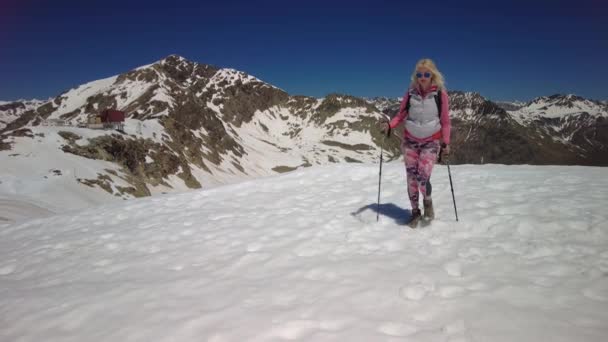 Frau läuft mit Trekkingstöcken — Stockvideo