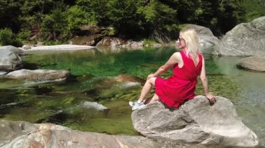 Verzasca 'nın Nehir kenarındaki Kadın Hareketi