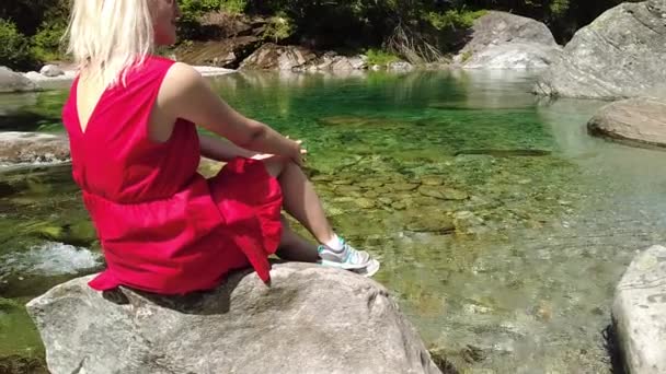 Mulher por Verzasca rio SLOW MOTION — Vídeo de Stock