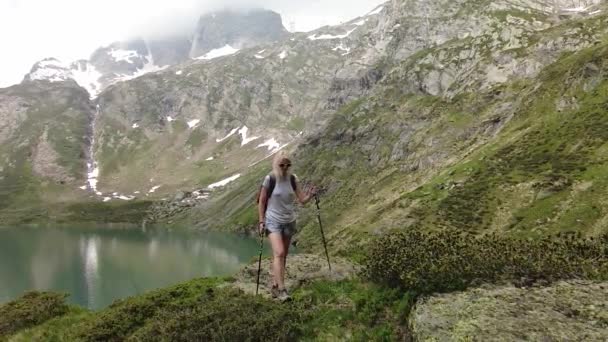 Turistkvinna vandring vid Robiei sjön — Stockvideo