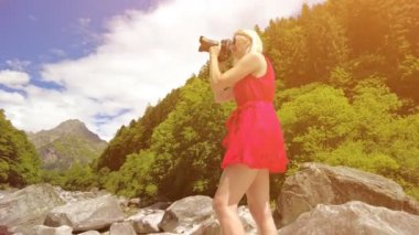 Verzasca nehir kenarındaki kadın fotoğrafçı.