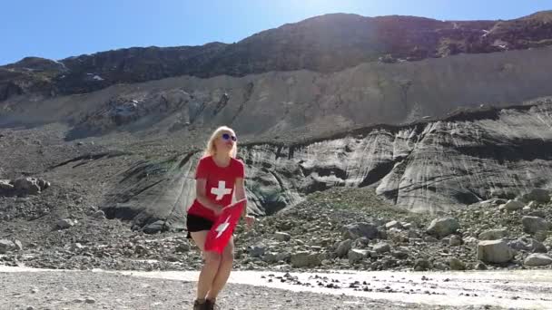 Femme sautant dans le glacier Morteratsch — Video