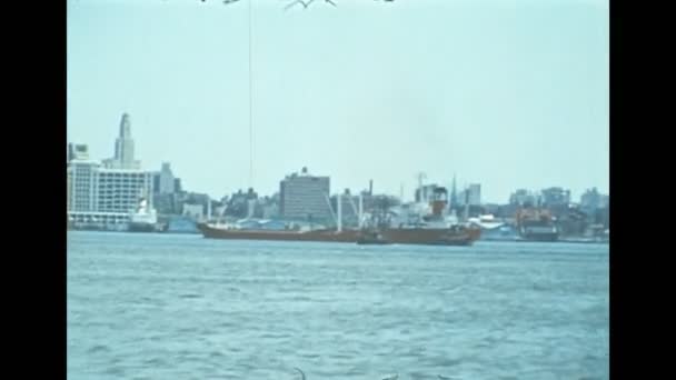 1970 'lerde New York Hudson Nehri kargo gemisi — Stok video