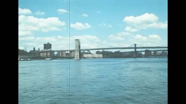 New York Brooklyn Bridge v 70. letech — Stock video