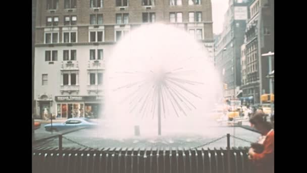 Kugelbrunnen am New Yorker Times Square — Stockvideo