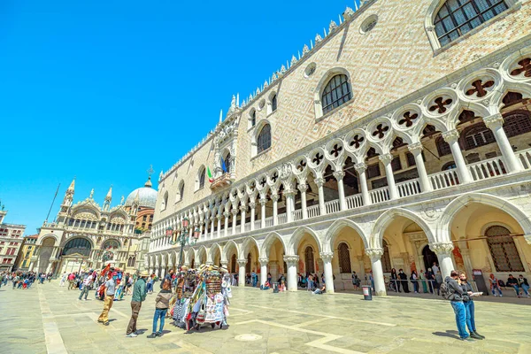 Venice People at Doge palace — Stock Photo, Image