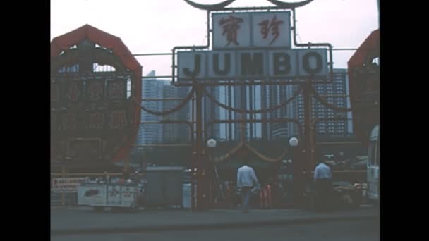 Rybářská vesnice Aberdeen v Hongkongu 1980 — Stock video