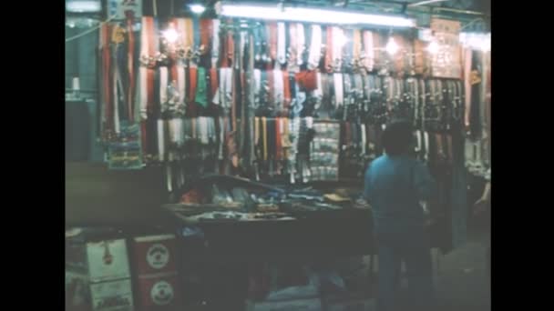 Marktkramen in Hong Kong in de jaren tachtig — Stockvideo