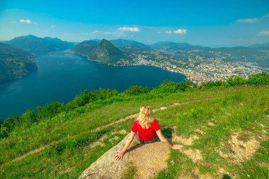 Lugano Monte Bre tepesindeki kadın.