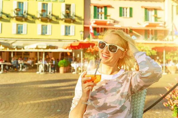 Wanita minum koktail di Ascona — Stok Foto