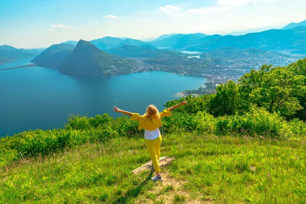 Kvinna i Lugano Monte Bre mount — Stockfoto