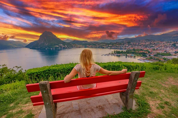 Toeristisch meisje door Lugano luchtfoto — Stockfoto